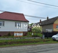 NA PREDAJ - Rodinný dom v obci PČOLINÉ - Rodinný dom na Pčoliné 45 s dvomi oknami, červenou strechou a záhradou.
