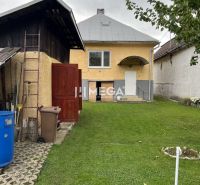 Znížena cena domu na Jesenského ulici v Snine - Rodinný dom na Jesenského ulici v Snine, so zeleným trávnikom a príslušenstvom.