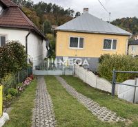 Znížena cena domu na Jesenského ulici v Snine - Rodinný dom na Jesenského ulici v Snine s trávnikom a záhradou.