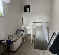 Znížena cena domu na Jesenského ulici v Snine - Schodisko s úložným priestorom a meracím zariadením v Rodinnom dome.