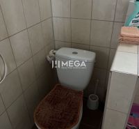 Znížena cena domu na Jesenského ulici v Snine - Kúpeľňa v rodinnom dome s toaletou, dlažba a nástenné obklady.