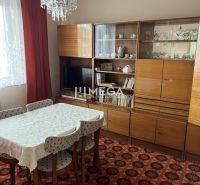 Znížena cena domu na Jesenského ulici v Snine - Jedáleň v rodinnom dome s retro nábytkom, koberec, lustrová lampa, záclony.