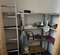 Znížena cena domu na Jesenského ulici v Snine - Regály s domácimi potrebami v rodinnom dome s podlahou s dreveným dekorom.