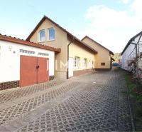 NA PREDAJ: Výnimočná nehnuteľnosť vo Vranove nad Topľou - Exteriér obchodných priestorov s garážami na ulici M. R. Štefánika, Vranov nad Topľou.