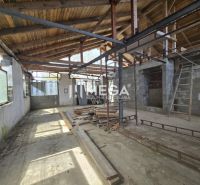VÝRAZNÁ ZĽAVA rozostavaná stavba, Sokoľany - Košice okolie - Interiér rozostavaného rodinného domu s odhalenou drevenou strešnou konštrukciou a neomietnutými stenami.