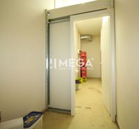NA PRENÁJOM: Komerčný priestor v OC Erika – Košice, Terasa - Chodba v obchodných priestoroch s bielymi dverami a úložným boxom.