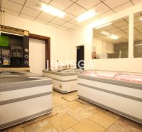 NA PRENÁJOM: Komerčný priestor v OC Latorica – Košice - Obchodné priestory s kávomatmi a mraziacimi boxmi, podlaha s dreveným dekorom.