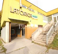 NA PRENÁJOM: Komerčný priestor v OC Latorica – Košice - Exteriér obchodných priestorov na Buzuluckej ulici v Košiciach III s nápisom 
