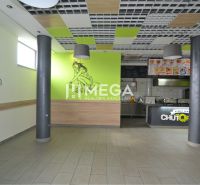 NA PRENÁJOM TOP GASTRO PRIESTOR NA PRENÁJOM – BEZ DEPOZITU - Interiér obchodných priestorov s výzdobou na stenách a otvorenou kuchyňou.