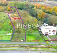 NA PREDAJ STAVEBNÝ POZEMOK – obec TURCOVCE - Pozemky - bývanie v Turcovciach, zelené plochy a okolité domy, rozloha 1756 m².