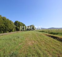 NA PREDAJ INVESTIČNÝ POZEMOK S PANORAMATICKÝM VÝHĽADOM SNINA - Pozemky - bývanie na Hámorskej ulici v Snine obklopené prírodou, vhodné na výstavbu.