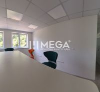 NA PRENÁJOM NOVÉ KANCELÁRIE od 689€/mesiac Laborecká HUMENNÉ - Kancelárie s konferenčným stolom a stoličkami, biela stena, okná s výhľadom.