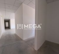 NA PRENÁJOM NOVÉ KANCELÁRIE od 689€/mesiac Laborecká HUMENNÉ - Chodba v kancelárii s bielymi stenami, podlaha z betónu, podhľadový strop.