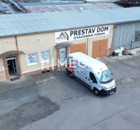 VÝHODNÝ PRENÁJOM KANCELÁRIÍ vo vyhľadávanej lokalite HUMENNÉ - Budova na Fidlikovej ulici v Humennom s nápisom „Prestav Dom” a parkoviskom.