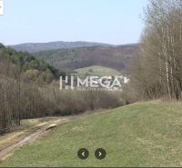 NA PREDAJ LESNÉ POZEMKY 7,8 ha MAŠKOVCE-DEDAČOV - Krajina Maškoviec s poľnohospodárskymi a lesnými pozemkami obklopená kopcami a lesmi.