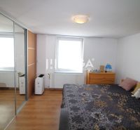 TOP CENA NA PREDAJ UNIKÁTNY RODINNÝ DOM MEDZILABORCE - Spálňa v rodinnom dome s podlahou s dreveným dekorom, šatníkovou skriňou a umeleckou dekoráciou.