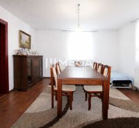 TOP CENA NA PREDAJ UNIKÁTNY RODINNÝ DOM MEDZILABORCE - Jedáleň v rodinnom dome s podlahou s dreveným dekorom a dreveným nábytkom.