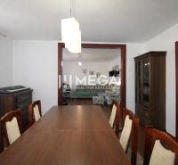 TOP CENA NA PREDAJ UNIKÁTNY RODINNÝ DOM MEDZILABORCE - Jedáleň so stolom a stoličkami v Rodinnom dome, podlaha s dreveným dekorom.