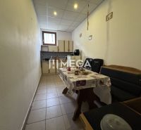 NA PREDAJ: OBJEKT VHODNÝ NA PODNIKANIE-SKLADOVANIE A SLUŽBY - Kuchyňa s jedálenským stolom a lavicou, obklopená jednoduchým nábytkom v Skladoch a halách.