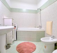 EXKLUZÍVNE, Štýlový 2i byt,, Hviezdoslavovo námestie, Staré.Mesto  - Kúpeľňa v 2-izbovom byte s bielymi a zelenými obkladmi na Hviezdoslavovom námestí.