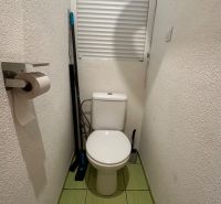 Na predaj 3-izbový byt Levice, 61m2 - Kúpeľňa v 3-izbovom byte s WC a zelenými dlaždicami na podlahe.
