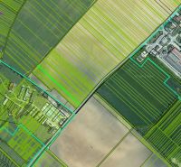 Investičná orná pôda 1 583 m² v Smoleniciach - Letecký pohľad na poľnohospodárske a lesné pozemky pri Továrenskej ulici v Smoleniciach.