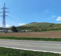 Investičná orná pôda 1 583 m² v Smoleniciach - Krajina na Továrenskej v Smoleniciach s poľnohospodárskymi a lesnými pozemkami a elektrickým vedením.