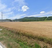 Investičná orná pôda 1 583 m² v Smoleniciach - Poľnohospodárske a lesné pozemky na Továrenskej ulici v Smoleniciach s výhľadom na kopce.