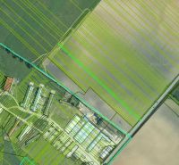 Investičná orná pôda 1 583 m² v Smoleniciach - Letecký pohľad na poľnohospodárske a lesné pozemky v Smoleniciach na Továrenskej ulici.