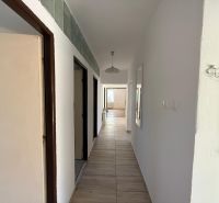 V exkluzívnom zastúpení majiteľa ponúkame na predaj rodinný dom - Chodba v rodinnom dome s podlahou s dreveným dekorom a bielymi stenami.