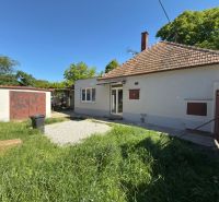 V exkluzívnom zastúpení majiteľa ponúkame na predaj rodinný dom - Rodinný dom na Hlavnej v Zavare so záhradou a garážou v pozadí.