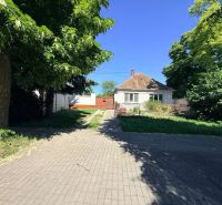 V exkluzívnom zastúpení majiteľa ponúkame na predaj rodinný dom - Rodinný dom na Hlavnej ulici v Zavare, obklopený zeleňou a spevnenou prístupovou cestou.