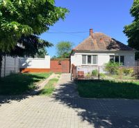V exkluzívnom zastúpení majiteľa ponúkame na predaj rodinný dom - Rodinný dom na Hlavnej ulici v Zavare so záhradou, obrastené stromami.