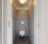 | moderný 3i byt | parkovanie | novostavba | REZERVOVANÝ - Toaleta v 3-izbovom byte s keramickým obkladom a závesným WC.