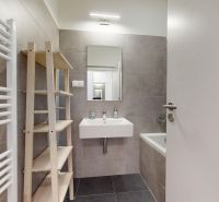 | moderný 3i byt | parkovanie | novostavba | REZERVOVANÝ - Kúpeľňa v 3-izbovom byte s umývadlom, zrkadlom a rebríkovým radiátorom.