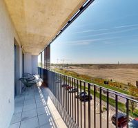 | moderný 3i byt | parkovanie | novostavba | REZERVOVANÝ - Balkón 3-izbového bytu na Fialovej ulici v Bratislave - Petržalke s výhľadom na stavbu.