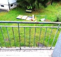 PRENÁJOM: ÚTULNÝ 2 IZBOVÝ BYT S BALKÓNOM, UHLISKO - Výhľad z balkóna na detské ihrisko patrí k 2-izbovému bytu na Družstevnej v Banskej Bystrici.