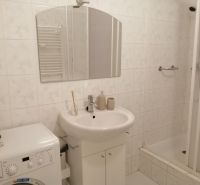 PRENÁJOM: ÚTULNÝ 2 IZBOVÝ BYT S BALKÓNOM, UHLISKO - Kúpeľňa v 2-izbovom byte s práčkou, sprchovým kútom a umývadlom.