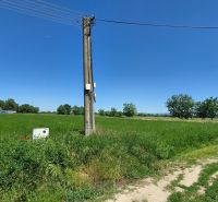 Stavebný pozemok v pokojnej časti obce Veselé - Trávnatý pozemok s elektrickým stĺpom na ulici Veselé v meste Veselé. Pozemky - bývanie.