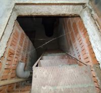 Na predaj priestranný 3-izbový byt s garážou v Nitre – Chrenová - V pivničnom priestore 3-izbového bytu je schodisko a odhalené tehly steny.