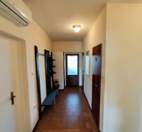 Na predaj priestranný 3-izbový byt s garážou v Nitre – Chrenová - Chodba v 3-izbovom byte s podlahou z dlažby a klimatizáciou na stene.