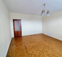 Na predaj priestranný 3-izbový byt s garážou v Nitre – Chrenová - Priestranná izba s podlahou s dreveným dekorom, luster a dverami.