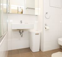 PRENÁJOM - Zariadený 2 izb. byt v zóne Viladomy Slnečnice - Kúpeľňa v 2-izbovom byte s vaňou, umývadlom, zrkadlom a toaletou.