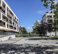 PRENÁJOM - Zariadený 2 izb. byt v zóne Viladomy Slnečnice - Exteriér moderných bytov na Žltej ulici v Bratislave - Petržalke, obklopený zeleňou.