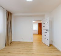 2- izbový byt, ktorý voní novotou, Kompletne zrekonštruovaný. - Izba v 2-izbovom byte má závesy a podlahu s dreveným dekorom.
