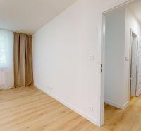 2- izbový byt, ktorý voní novotou, Kompletne zrekonštruovaný. - Priestranná izba s podlahou s dreveným dekorom, závesmi a prirodzeným svetlom v 2-izbovom byte.