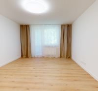 2- izbový byt, ktorý voní novotou, Kompletne zrekonštruovaný. - Svetlá miestnosť s podlahou s dreveným dekorom a závesmi v 2-izbovom byte.