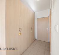 Na predaj 1-izb. s vlastným park. státím, Bratislava  - Vstupná chodba v 1-izbovom byte s úložnými skriňami a dlažbou na podlahe.