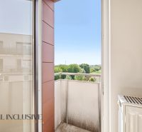Na predaj 1-izb. s vlastným park. státím, Bratislava  - Balkón s výhľadom na zeleň v 1-izbovom byte, Bratislava - Záhorská Bystrica.