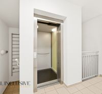Na predaj 1-izb. s vlastným park. státím, Bratislava  - Výťah so svetlými stenami v budove v Bratislave - Záhorskej Bystrici.